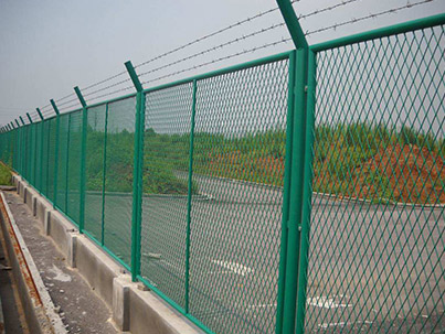 如何選擇公路護(hù)欄網(wǎng)？ 